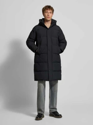 Płaszcz puchowy o kroju relaxed fit z kapturem Tommy Jeans