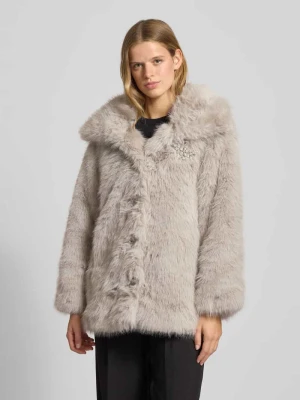 Płaszcz z futerka sztucznego o kroju regular fit z broszką model 'ASHIA' Only