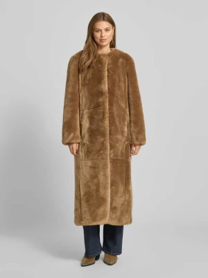 Płaszcz ze sztucznego futra z okrągłym dekoltem model ‘Gracelyn’ STAND STUDIO