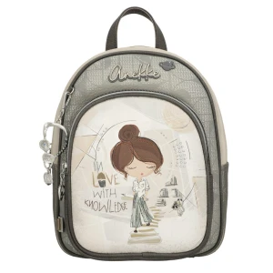 Plecak damski Anekke, z dekoracyjnym nadrukiem i metalowym logo zapinany na zamek z wygodną rączką regulowanymi szelkami oraz ozdobnym brelokiem, sza