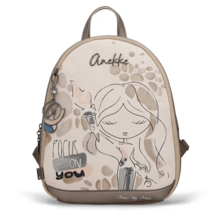 Plecak damski Anekke, z ozdobnym motywem graficznym i metalowym logotypem zamykany na zamek wyposażony w poręczną rączkę regulowane szelki oraz dekor