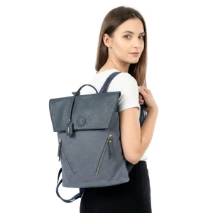 Plecak damski Rieker, połączenia materiału i skóry ekologicznej o nowoczesnej formie z klapą regulowanymi szelkami i praktycznymi kieszeniami zapinan