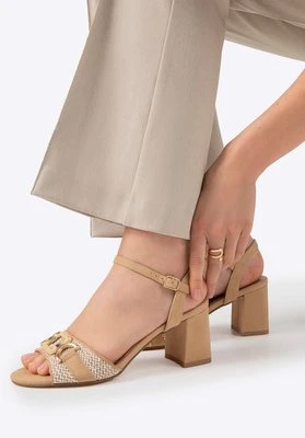 Plecione sandały z dekoracyjną klamrą beżowe Wittchen