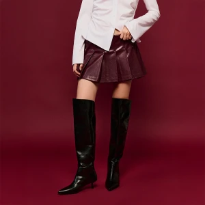 Plisowana bordowa spódnica z imitacji skóry ze wszytymi spodenkami House