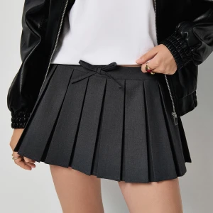 Plisowana spódnica mini ze wszytymi spodenkami i kokardką grafitowa House