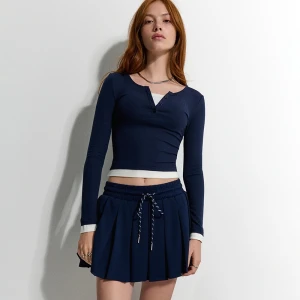 Plisowana spódniczka z wszytymi spodenkami granatowa House