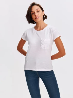 Biały t-shirt damski z ozdobną kieszenią TOP SECRET