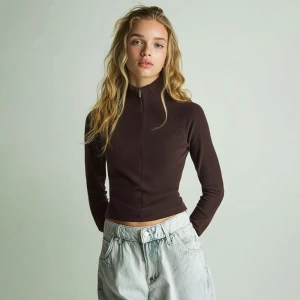 Polarowa bluza slim fit ze stójką czekoladowa House