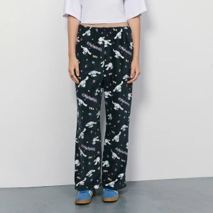 Polarowe czarne spodnie z motywem Cinnamoroll House