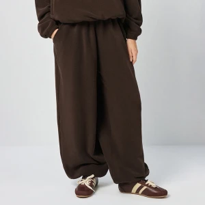 Polarowe spodnie baggy fit z elastycznym pasem czekoladowe House