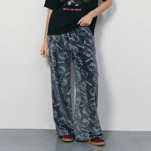 Polarowe szare spodnie we wzór Hello Kitty House