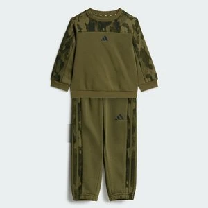 Polarowy zestaw spodni dresowych i bluzy dla najmłodszych Seasonal Essentials ze wzorem moro Adidas