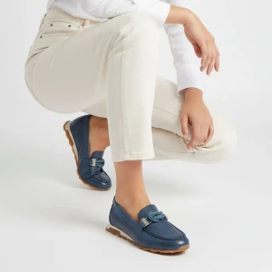 Półbuty damskie Hispanitas, ze skóry naturalnej o fakturze ziarnistej z niską cholewką i paskiem na podbiciu oraz ozdobna klamra z przodu, niebieskie