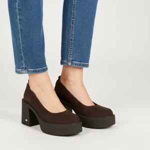 Półbuty damskie Karino, ze skóry naturalnej zamszowej z zabudowanym przodem i gładką cholewką fason wsuwany z zaokrąglonym noskiem, brązowe, 5996/015