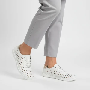 Półbuty damskie S.Barski, cholewka ze skóry naturalnej gładkiej z perforacją na całej powierzchni klasyczne sznurowanie zaokrąglony nosek niski fason