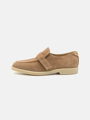 Półbuty wsuwane Stuart Weitzman