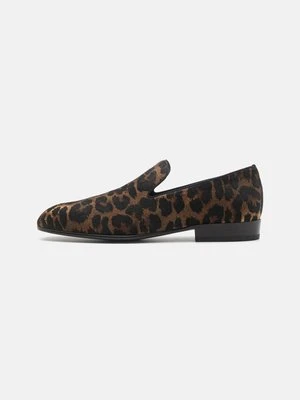 Półbuty wsuwane Stuart Weitzman