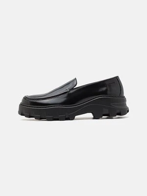 Półbuty wsuwane Stuart Weitzman