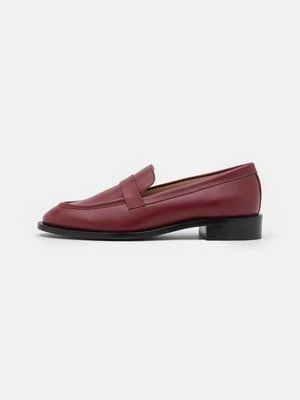 Półbuty wsuwane Stuart Weitzman