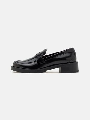 Półbuty wsuwane Stuart Weitzman