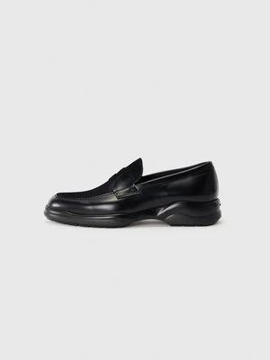 Półbuty wsuwane Stuart Weitzman