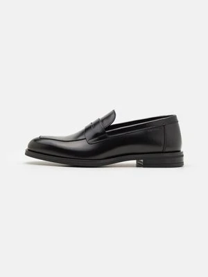 Półbuty wsuwane Stuart Weitzman