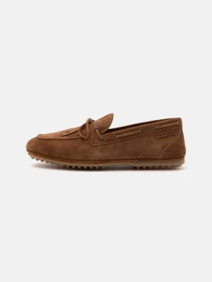 Półbuty wsuwane Stuart Weitzman tan