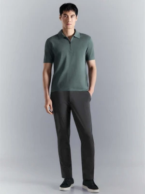 Zdjęcie produktu Polo comfort stretch zapinane na zamek ciemnozielony - Mężczyzna - - MANGO MAN