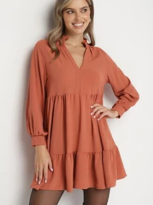Pomarańczowa Luźna Sukienka Mini z Falbanką i Mankietami na Rękawach Vertecja j studio