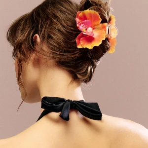 Pomarańczowa ozdobna spinka do włosów z orchideą House