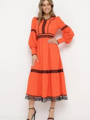Pomarańczowa Rozkloszowana Sukienka Maxi Ozdobiona Koronką z Mankietami Nimaga jusdepom
