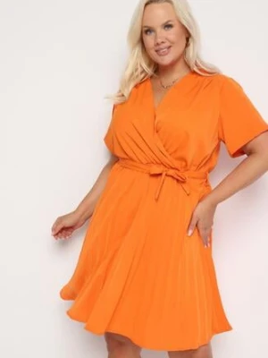Pomarańczowa Sukienka z Kopertowym Dekoltem Wiązanym Paskiem i Gumką w Pasie Vung christy