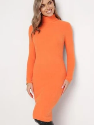 Pomarańczowa Sweterkowa Puchata Sukienka Midi z Wełny z Golfem Sebhat