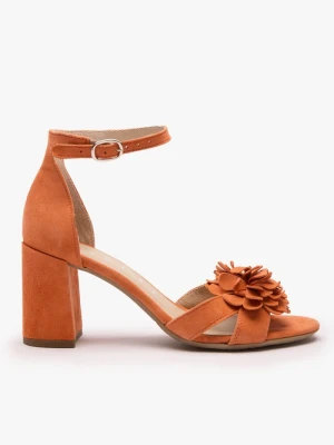 Pomarańczowe sandały na obcasie z kwiatem Ryłko