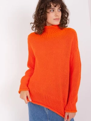 Pomarańczowy sweter z golfem i ściągaczami