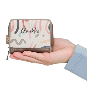 Portfel damski Anekke, z efektownym nadrukiem i metalowym logo zapinany na suwak wyposażony w przegrody na karty kieszeń na monety, brązowy, 42749-90