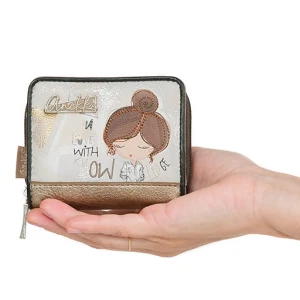 Portfel damski Anekke, z efektownym nadrukiem i metalowym logo zapinany na suwak wyposażony w przegrody na karty kieszeń na monety, brązowy, 42809-90