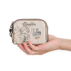 Portfel damski Anekke, z ozdobnym nadrukiem i metalowym logo zapinany na suwak wyposażony w przegrody na karty kieszeń na monety oraz miejsce na bank