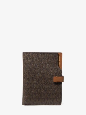 Portfel na paszport Jet Set z charakterystycznym logo Michael Kors