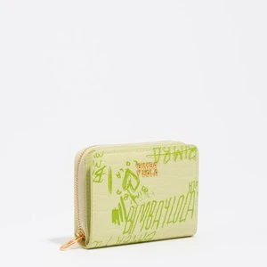 Portfel z klapą faktura błyszcząca print zielone logo Bimba pastelowa zieleń BIMBA Y LOLA