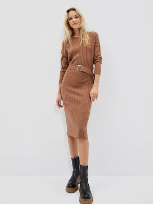 Prążkowana sukienka z paskiem kawowa Moodo