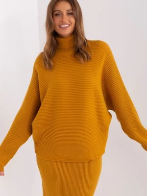 Prążkowany sweter z golfem ciemny żółty