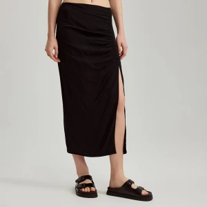 Prosta spódnica mini z rozcięciem i marszczeniem czarna House
