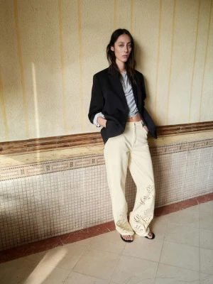 Proste jeansy z ażurowymi haftami waniliowy - Kobieta - - MANGO