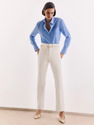 Proste kremowe jeansy z ozdobnym paskiem TARANKO