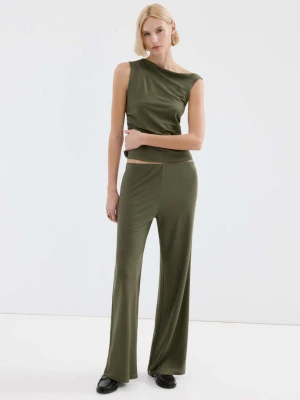 Proste spodnie z elastycznym pasem khaki - Kobieta - - MANGO