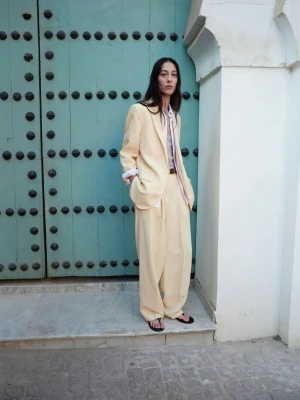 Proste spodnie z lnianej tkaniny żółty - Kobieta - - MANGO