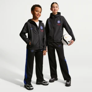 Przeciwdeszczowa kurtka piłkarska z kapturem dla dużych dzieci Nike Storm-FIT Paris Saint-Germain Academy Pro - Czerń