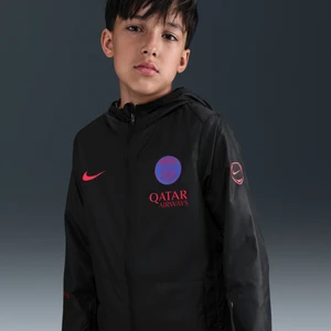 Przeciwdeszczowa kurtka piłkarska z kapturem dla dużych dzieci Nike Total 90 Paris Saint-Germain Academy Pro (wersja trzecia) - Czerń
