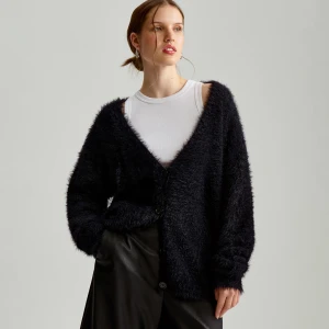 Zdjęcie produktu Puchaty kardigan oversize z okrągłym dekoltem czarny House